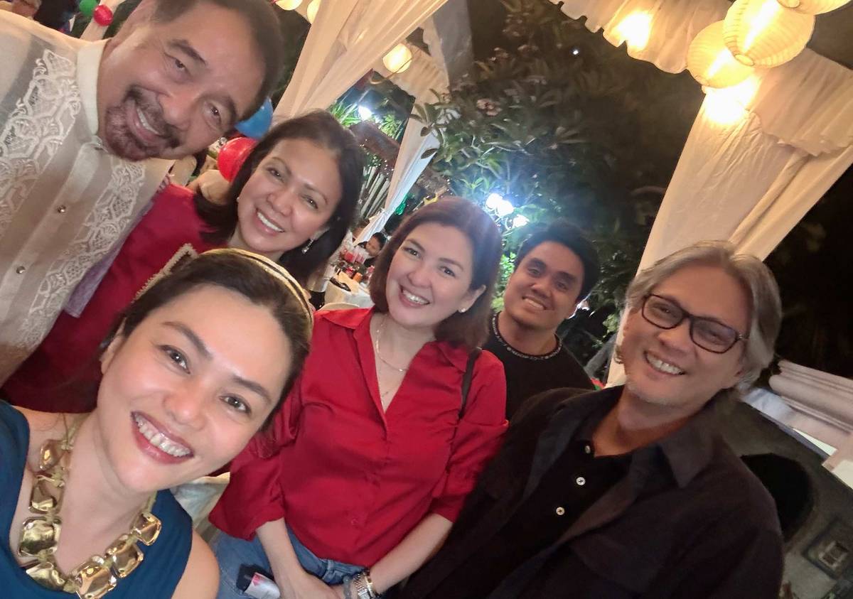 Daily Tribune president Willie Fernandez, Chingbee Fernandez, Ginggay Hontiveros-Malvar, Yanno Ibareta and Gabriel Malvar with Dinah Ventura.