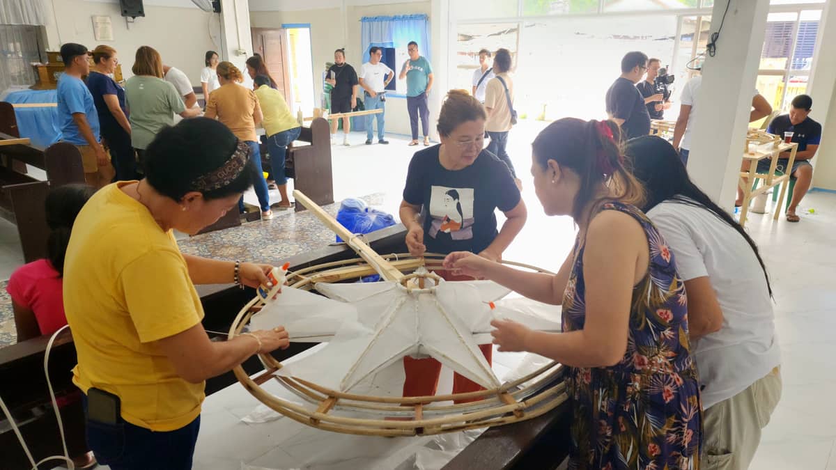 residents of Camias gathered at the Virgen de los Remedios Chapel to make their lanterns in early November.