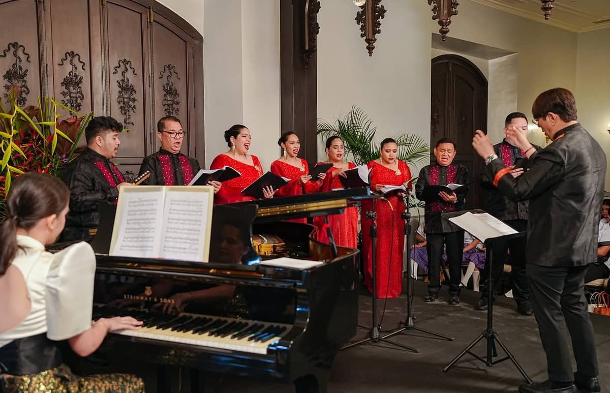 The UST Singers, Calalang and Lagman perform Christmas tunes.