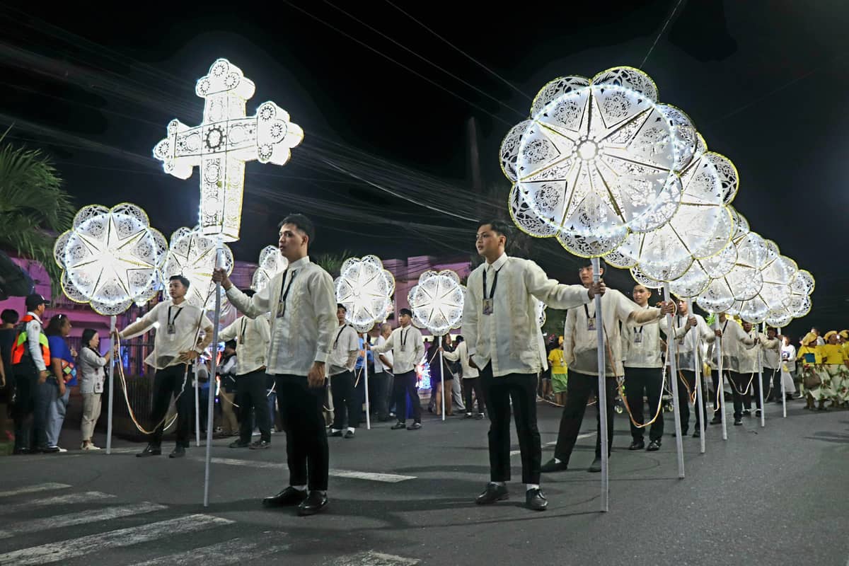 The contingent from the barangay of San Pedro II with their lanterns.