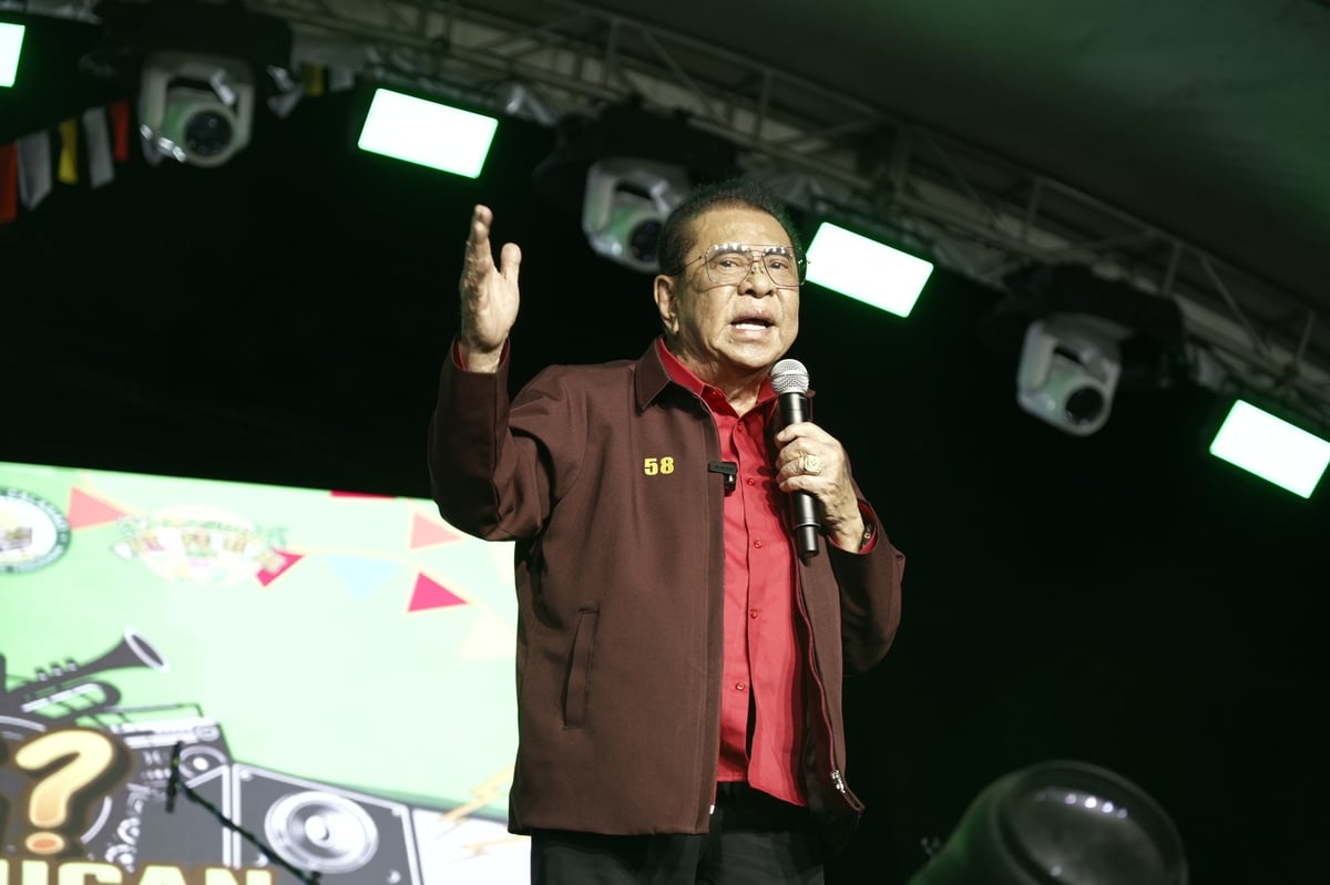 Chavit calls on youth to lead peaceful revolt against gov't corruption