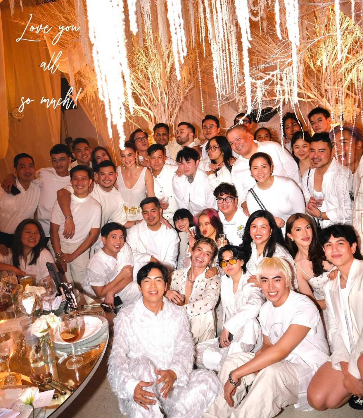 Anne Curtis hosts white Christmas party for her team