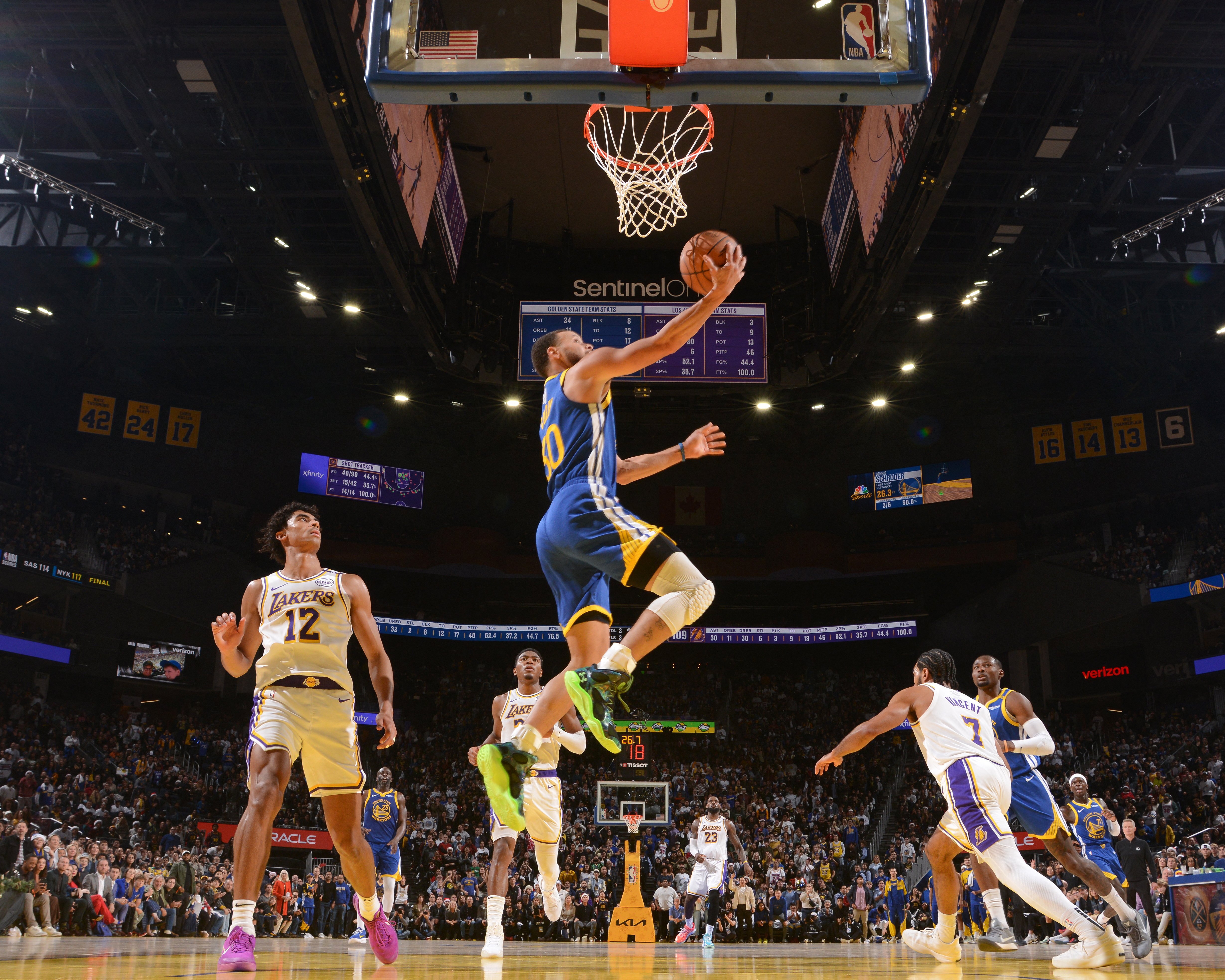Lakers edge Warriors in Christmas day