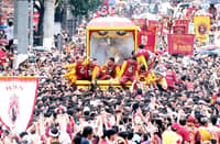 KAHIT na may protective glass, may ilang deboto na umakyat at humipo sa imahen ng Poong Nazareno, bagama’t ipinagbabawal ito ng mga opisyal ng simbahan sa nakaraang Traslacion.