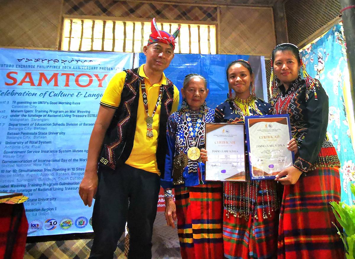 Janine Claire Dala awarded as best trainee for igem weaving by Bantilan, KX founder Dr. Antonio and assistant trainer Reziel Tablo.