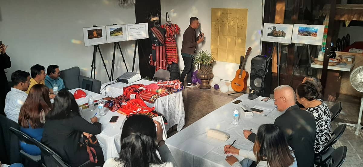 Baybayin workshop conducted by Dr. Antonio at the Philippine Embassy in Mexico City.