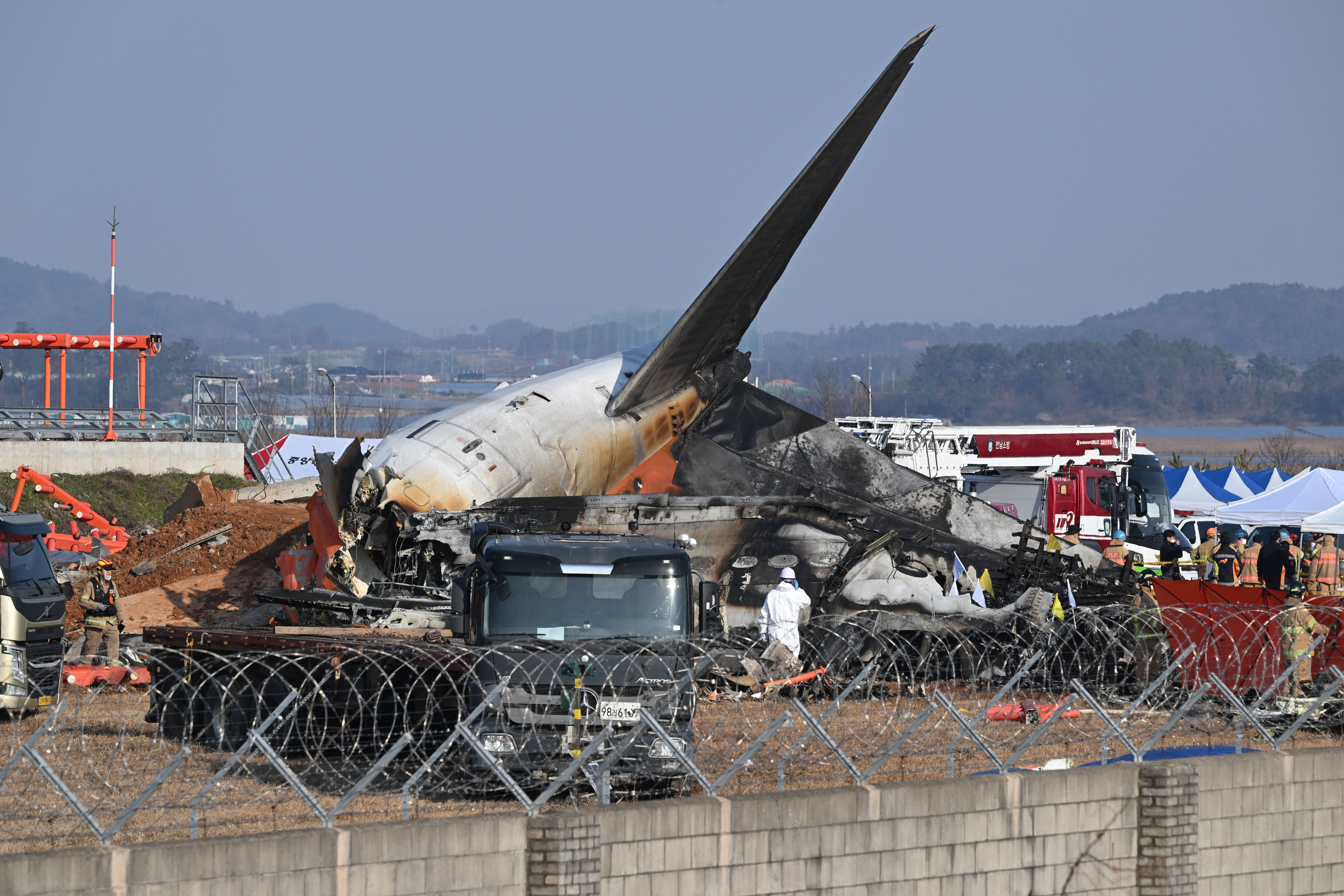 2 souls emerge from Jeju ashes: 179 feared dead in plane crash 