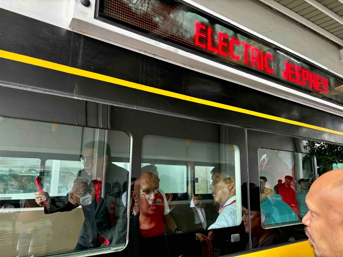 Luis ‘Chavit’ Singson explores the e-jeepneys’ cabin’s 22-seating capacity.