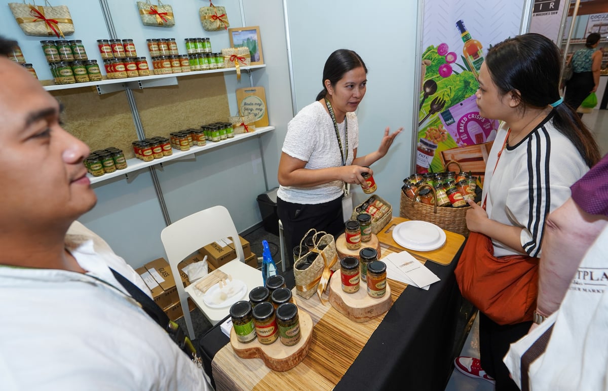 A customer selects bottled Bicol delicacies at the 10th National Food Fair held in SM Megamall’s Megatrade Hall last July.
