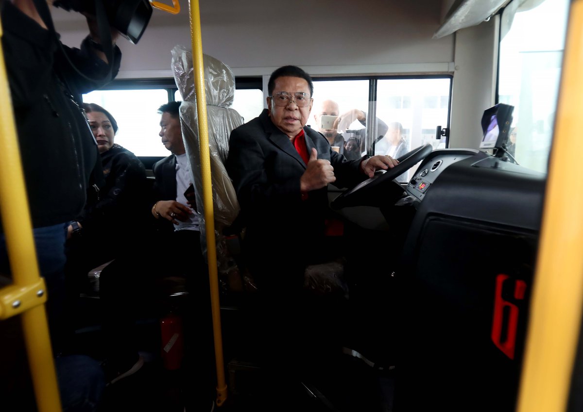Luis ‘Chavit’ Singson giving the thumbs up behind the wheel of the e-J01.