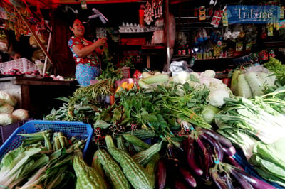 
Vendors prepare vegetables for sale