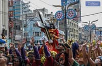 (FILE PHOTO) Devotees gathered in Quiapo, Manila, and nearby areas on Thursday, 2 January, to have their replicas of the “Jesus Nazareno,” also known as the Black Nazarene, blessed under a footbridge near Quiapo Church. The blessing of these replicas and the estandarte is part of the lead-up to the Black Nazarene feast on 9 January.