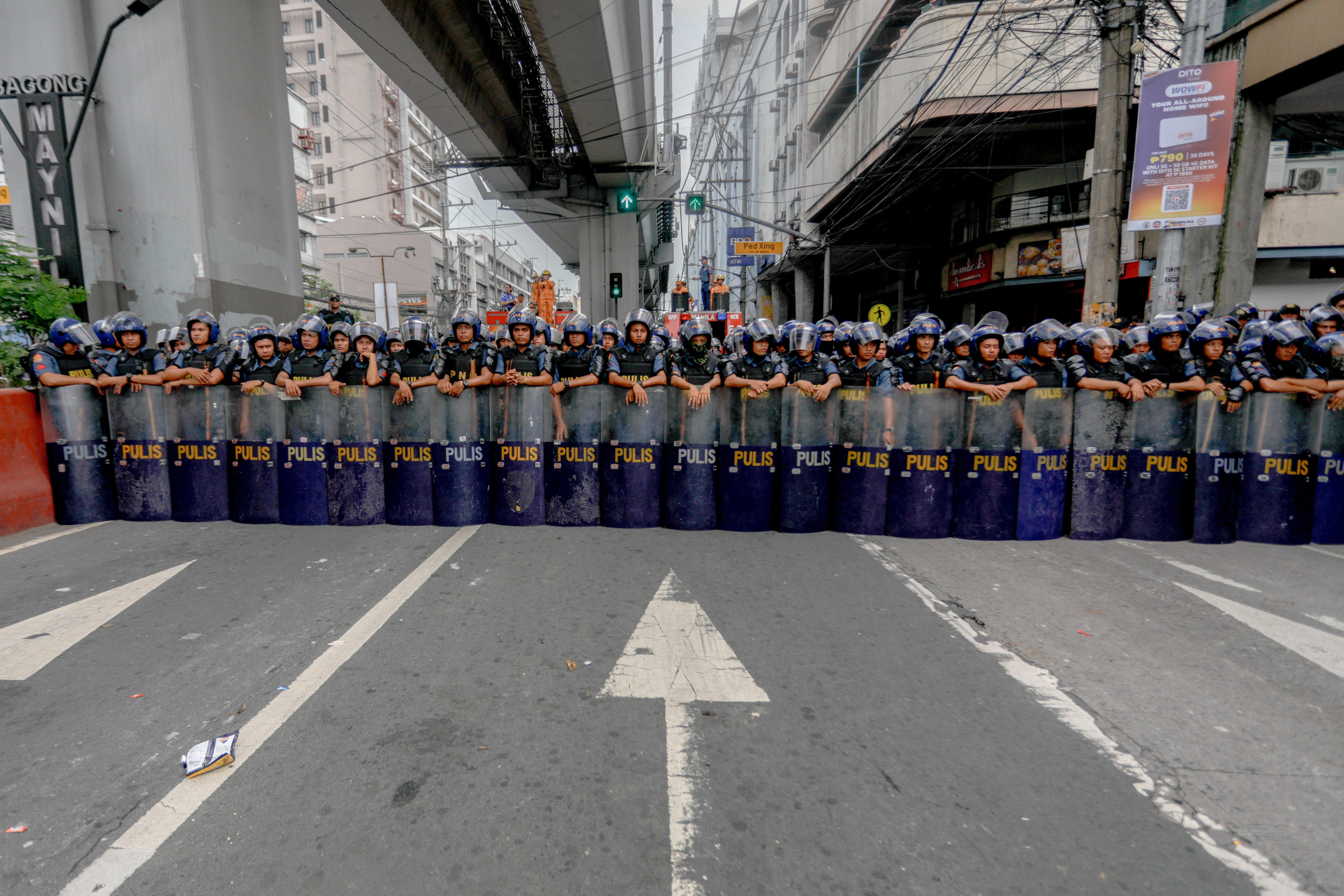 Police block Labor Day march to Mendiola