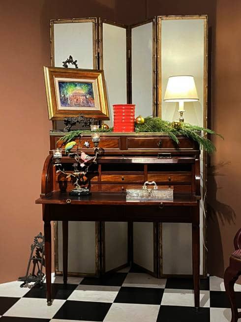 Jonathan Matti nods to France in a vignette with a Napoleon III escritoire set against a gilded 1930s-era four-panel screen with bamboo motif. An early painting by Betsy Westendorp  rests on a French antique bronze easel.
