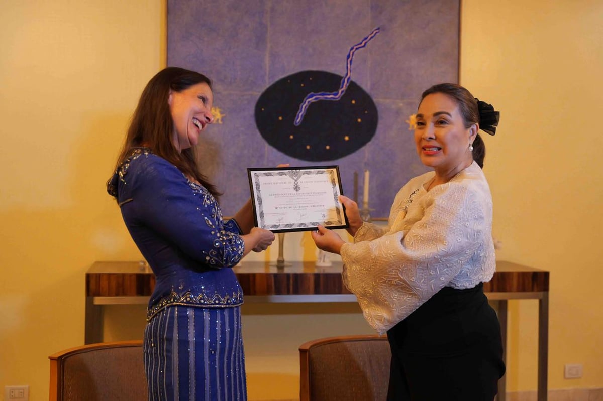 The prestigious title of Officier dans l’Ordre National de la Légion d’Honneur from the French Government is received by the senator (right).