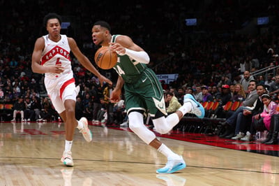 Giannis, Bucks run wild, rip Raptors