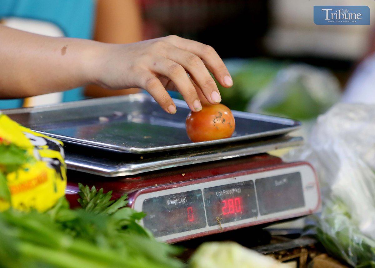 A customer buys tomatoes at the Marikina Public Market on Tuesday, 7 January 2025, despite prices reaching up to ₱280 per kilogram due to a decline in local supply.