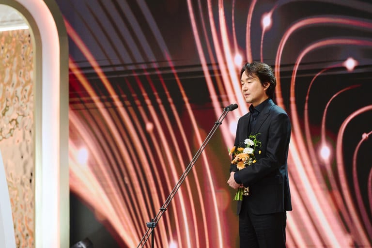 Han Suk-kyu honors Jeju Air crash victims in acceptance speech