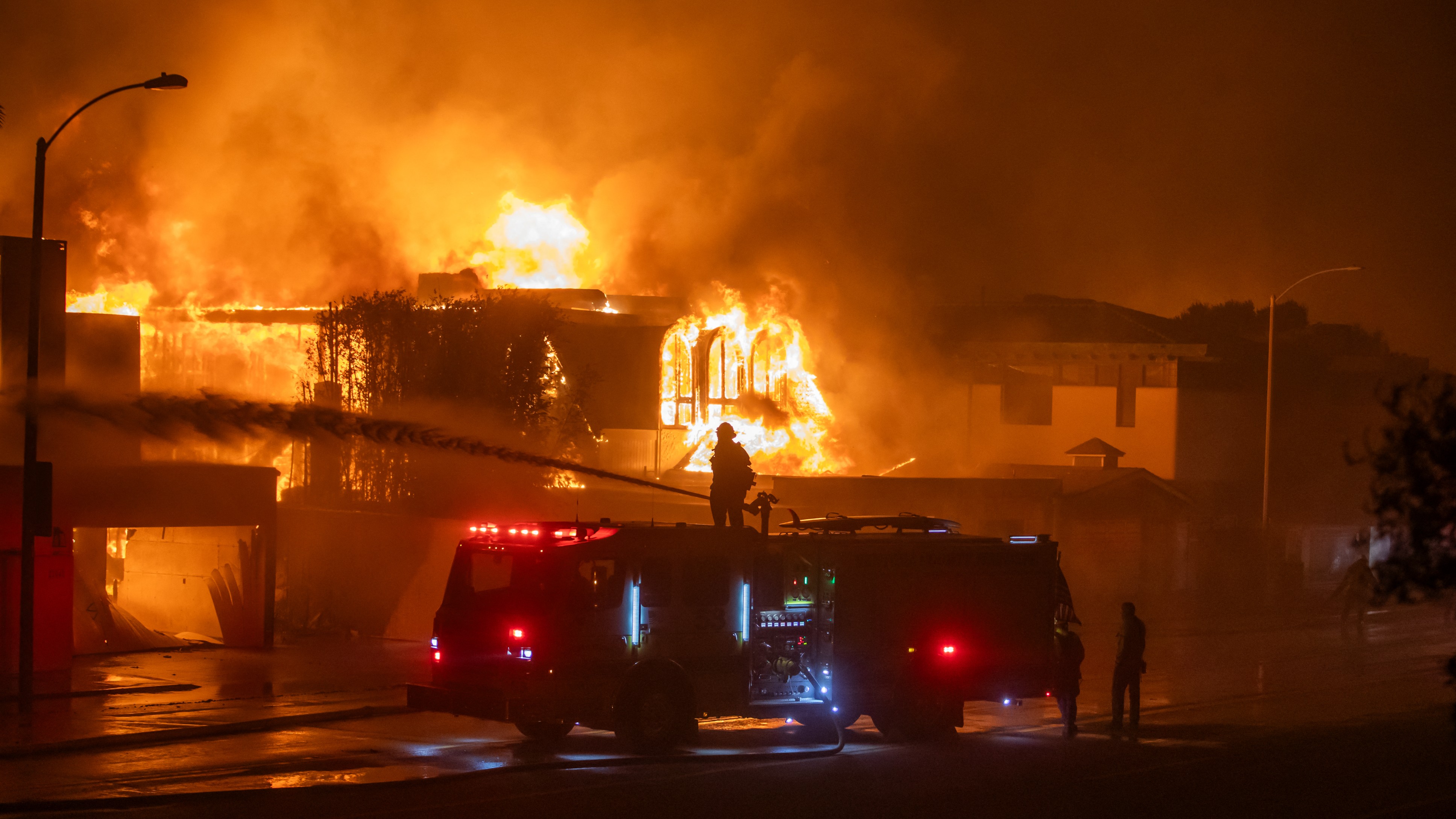 Celebrities flee Los Angeles blazes as Hollywood premieres scrapped