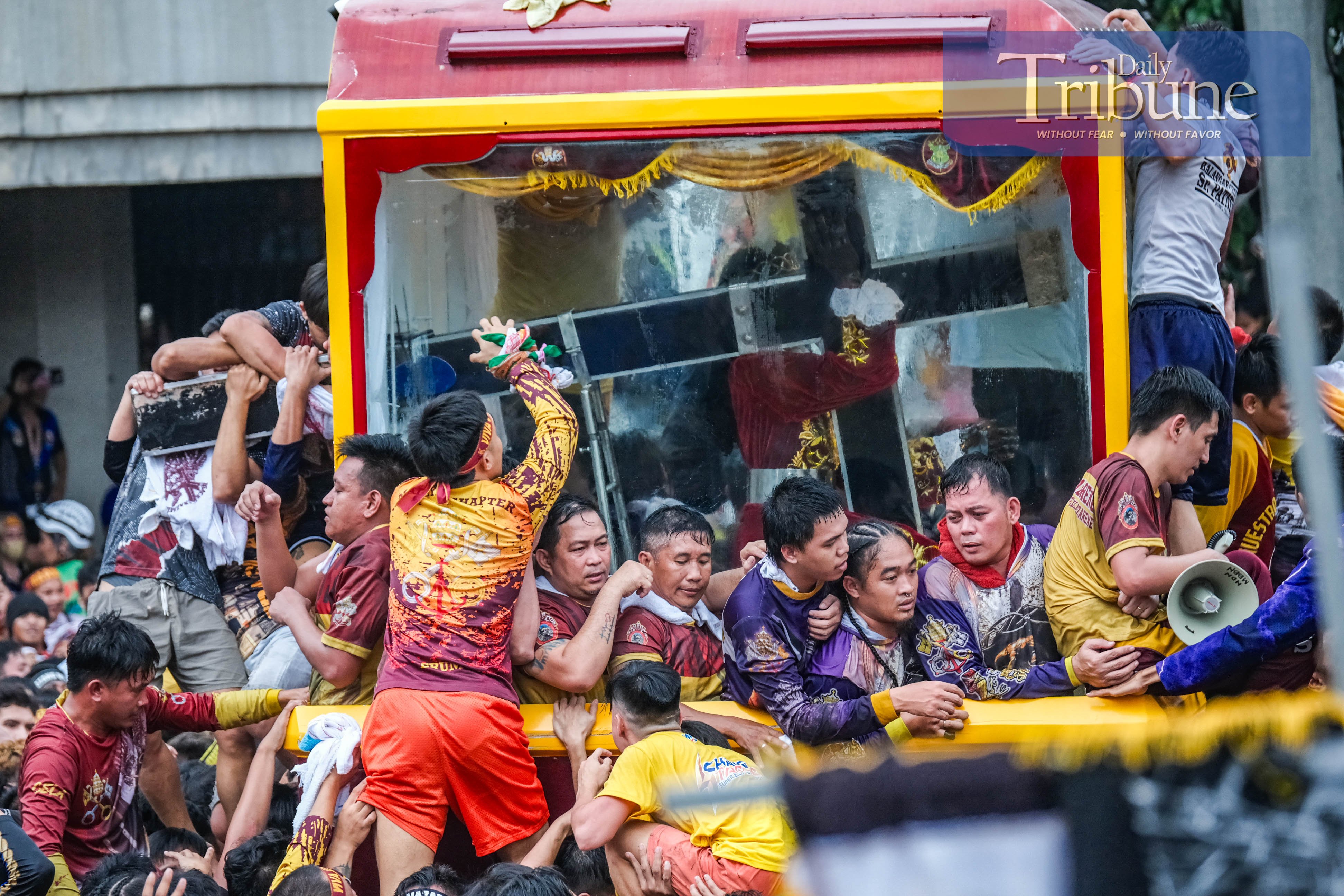 Thousands gather for Traslacion in Quiapo's Arlegui and Casal Streets