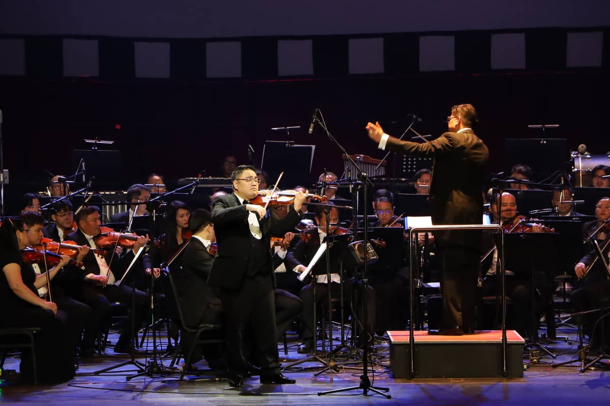 Diomedes Saraza, Jr. with the Philippine Philharmonic Orchestra.