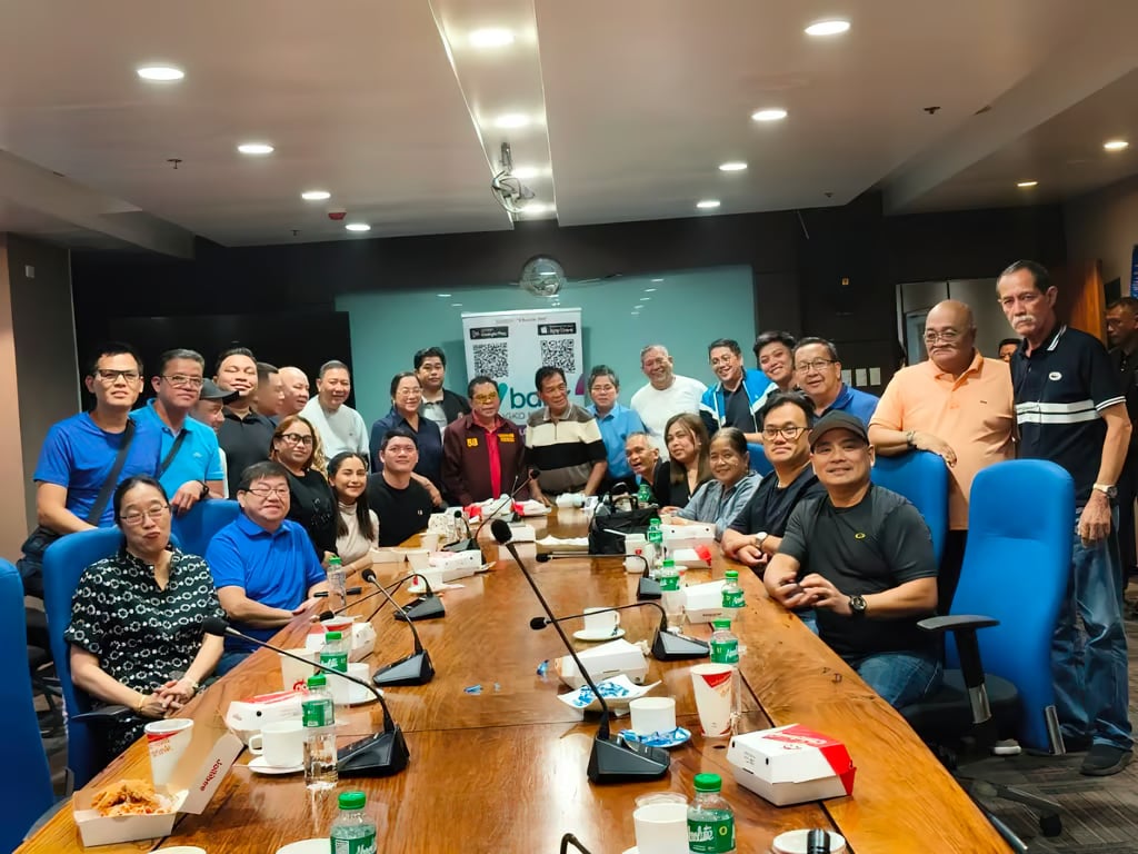 Senatorial candidate Luis 'Manong Chavit' Singson and Mandaluyong Mayor Benjamin Abalos are flanked by barangay captains during a meeting at city hall.