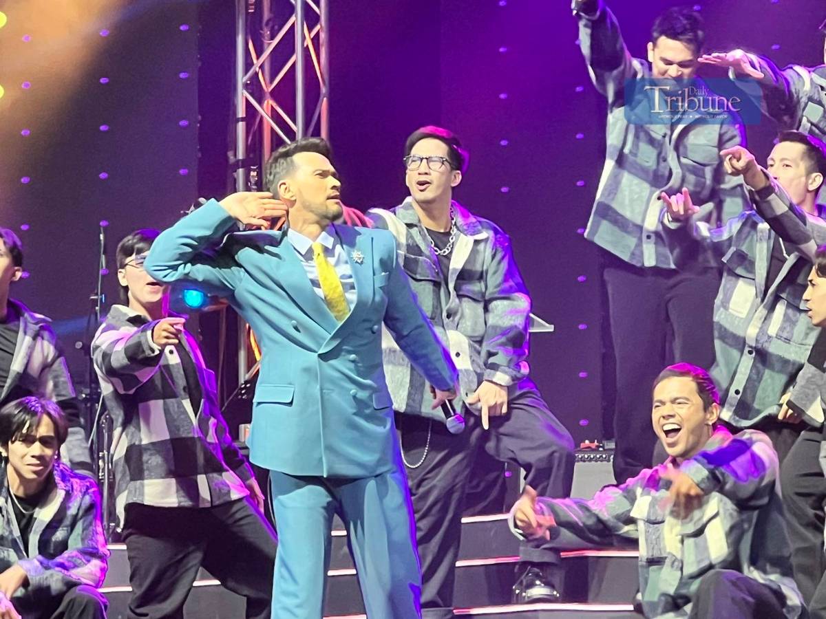 TV host and singer Billy Crawford rallied the audience to sing along to the global smash APT by Rosé and Bruno Mars.