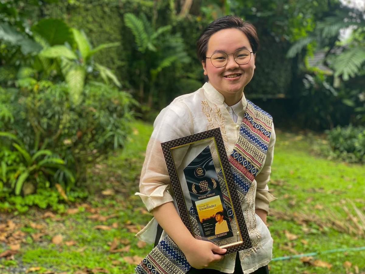 Charlie with the Gawad Sining Short Film Festival 2023 finalist citation for ‘Through the Viewfinder.’