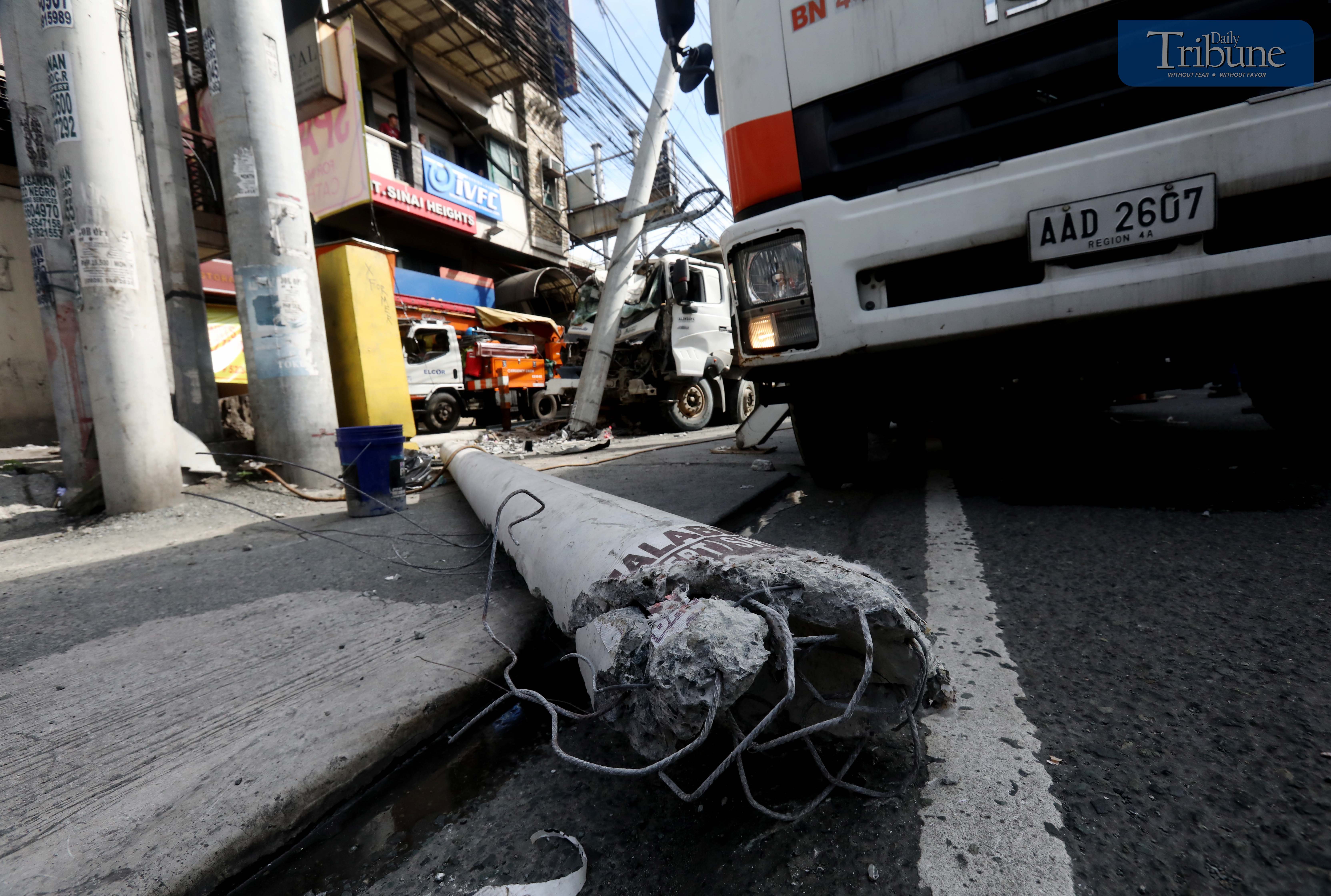 Truck, bumangga sa poste sa Ortigas, drayber nito, sugatan