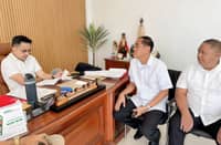 Mayor Richie Jason David (left) and Land Transportation Office chief Ronald O. Navarette (LTO chief, Bataan) agreed Monday to conduct an LTO caravan to assist residents in this industrial town. At right is Bong Biliwang, an LTO staff member.