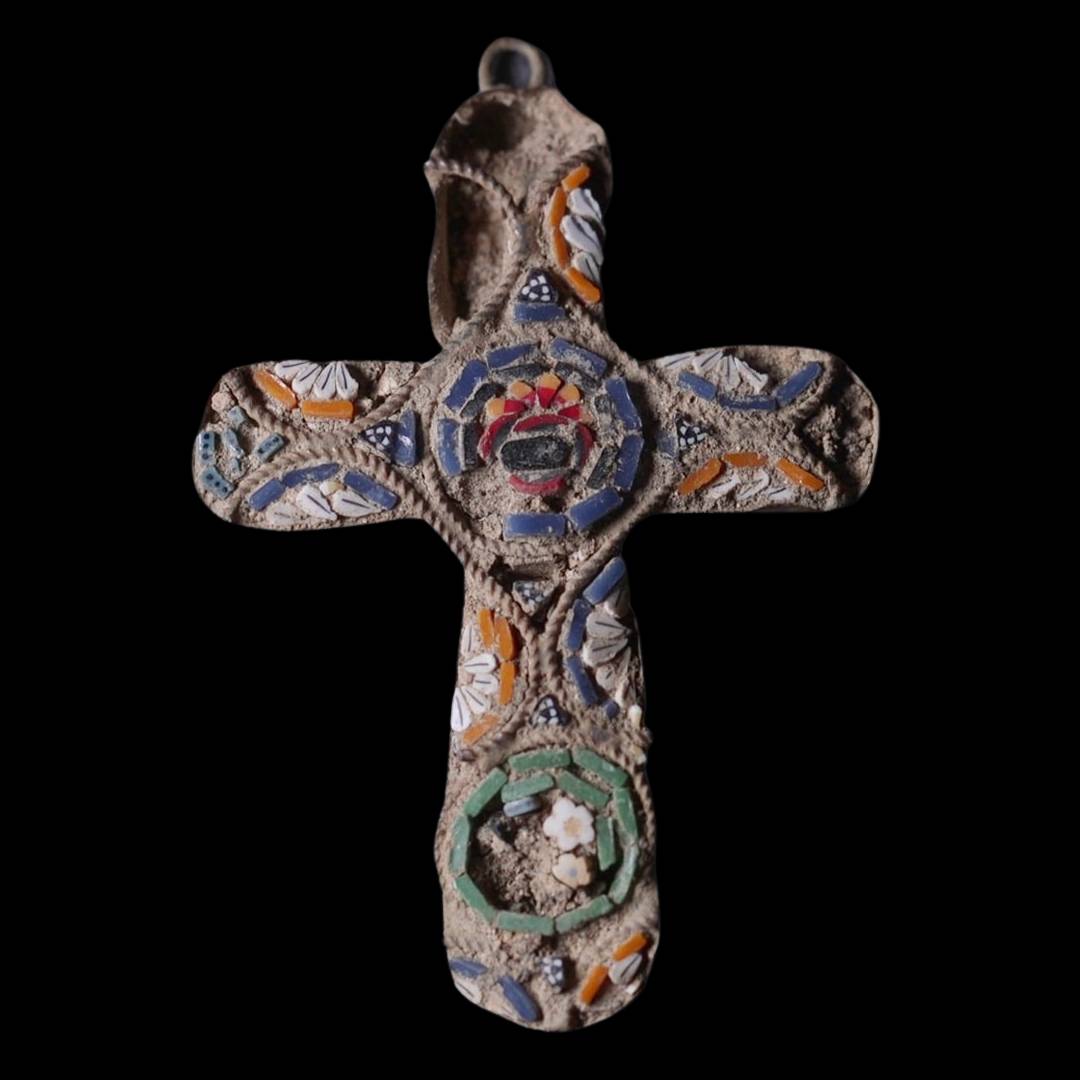The cross pendant discovered in Ein Kerem.