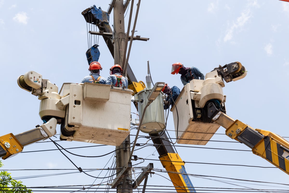 Lower rates at the start of the year Meralco customers are expected to benefit from lower rates this January. Seen in photo are Meralco crews conducting maintenance work to ensure delivery of stable and reliable service to millions of Filipino consumers.