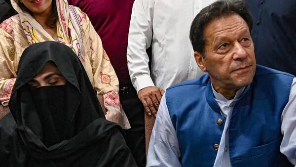 Court convicts Pakistan ex-PM, wife for graft 