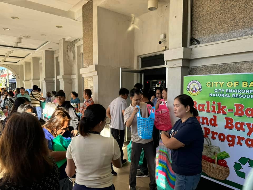 Reusable plastic baskets are given to Kadiwa store customers in Balanga City Hall.