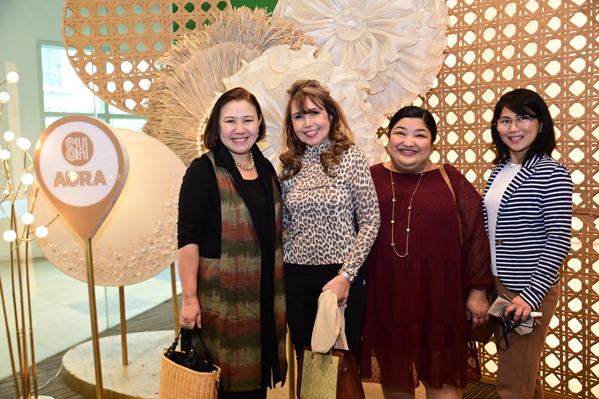Of Art and Finance: Sining Filipina committee chair and ZCME treasurer Stella Cabalatungan with Chinabank senior marketing consultant Nita Claravall, Chinabank vice president for Marketing Aileen Vallesteros, and Chinabank vice president for Marketing Nina Reynoso.