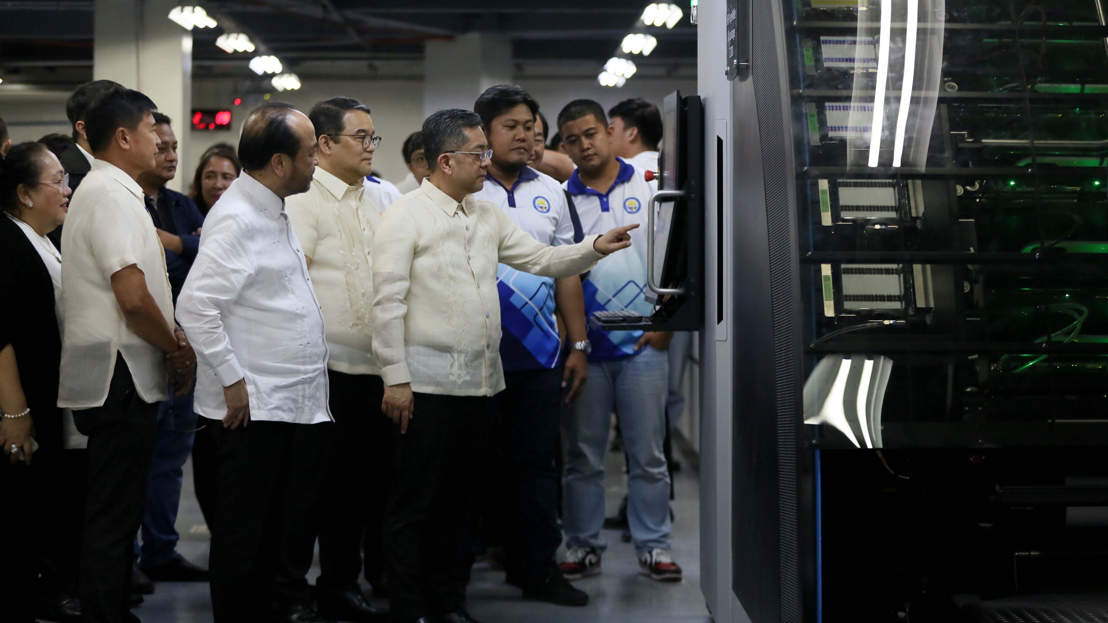 Keep DQ’d candidates on ballots, Comelec told