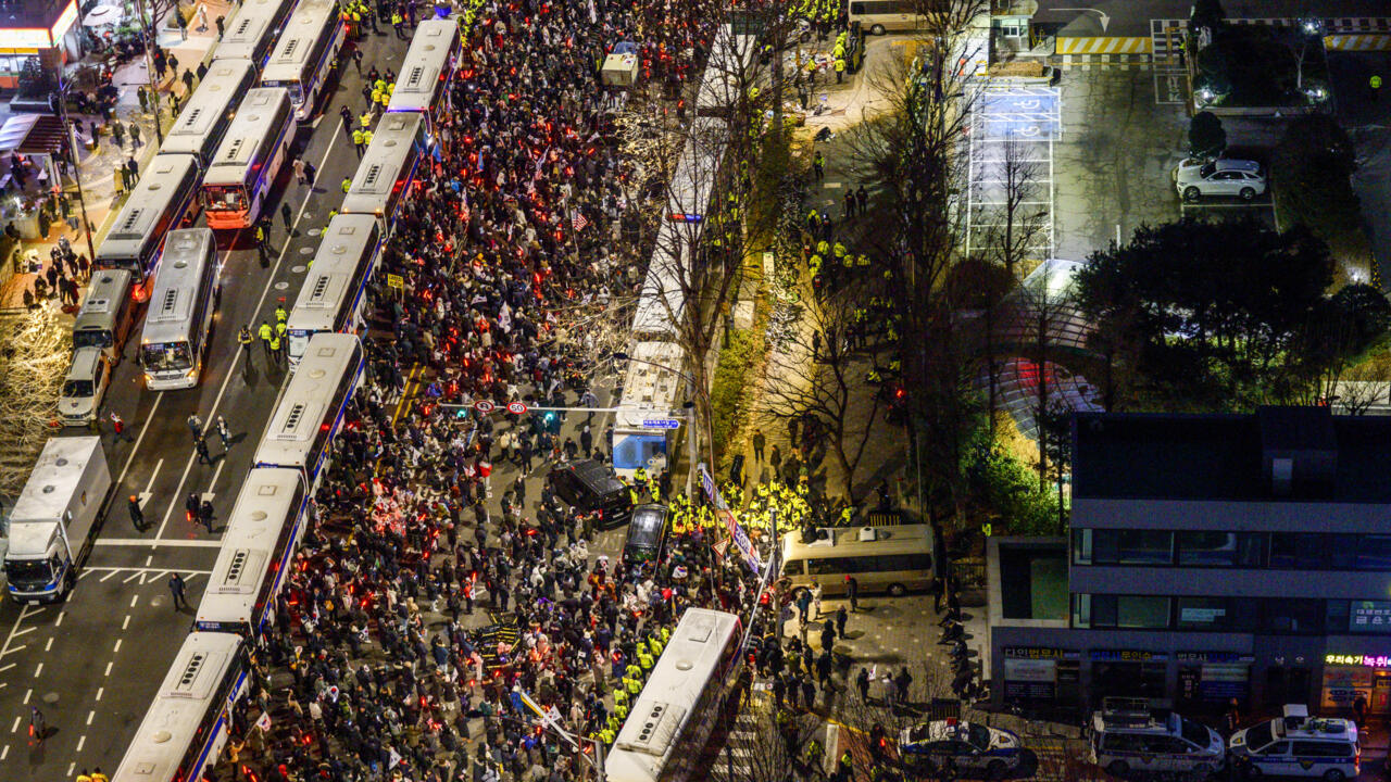 Protesters storm S. Korea court for extending president’s detention 