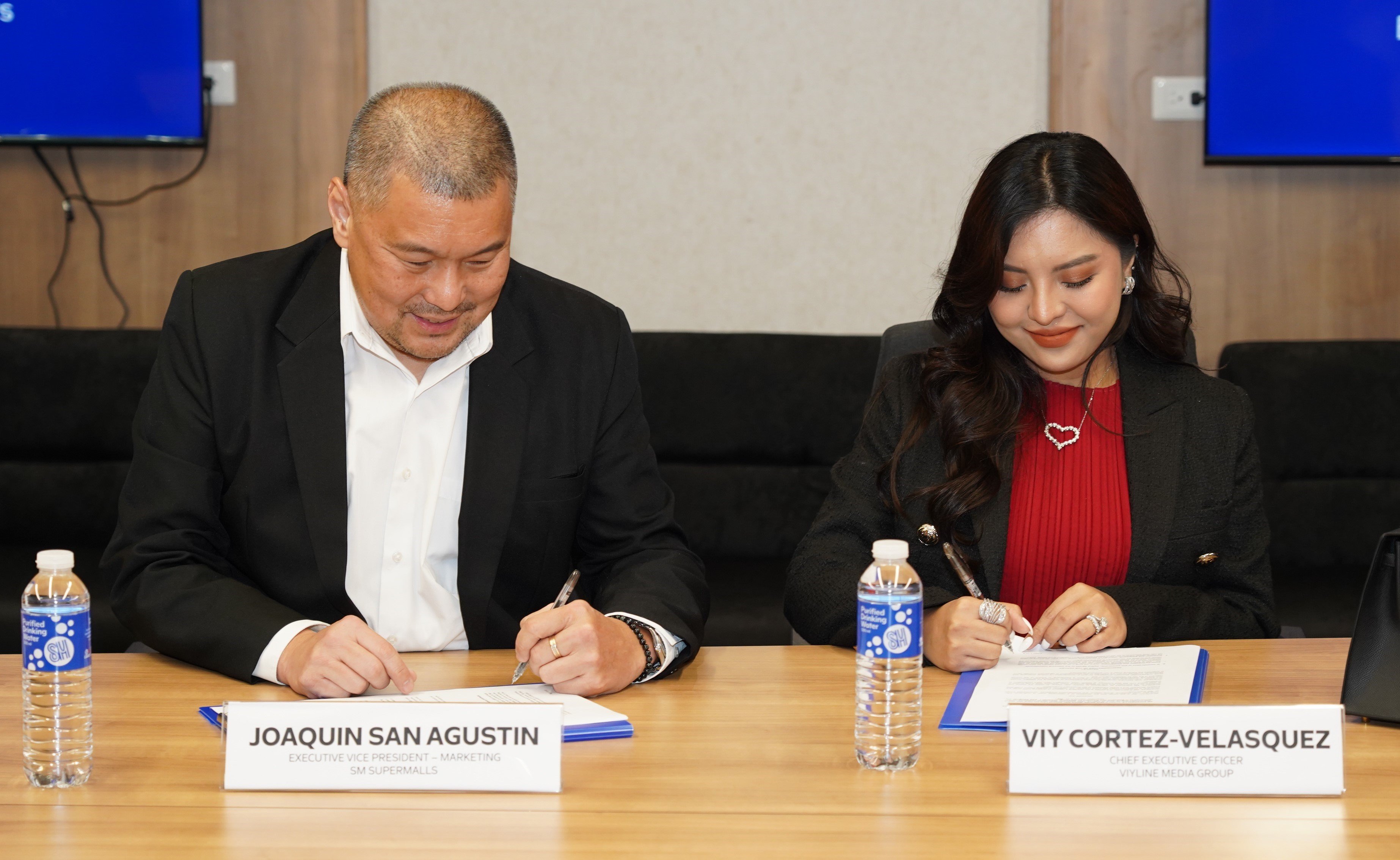 (L-R): SM Supermalls Executive Vice President for Marketing Jonjon San Agustin and Viyline Media Group Chief Executive Officer (CEO) and content creator Viy Cortez-Velasquez launch the Viyline MSME Caravan across SM malls, merging social media content creation with entrepreneurship.