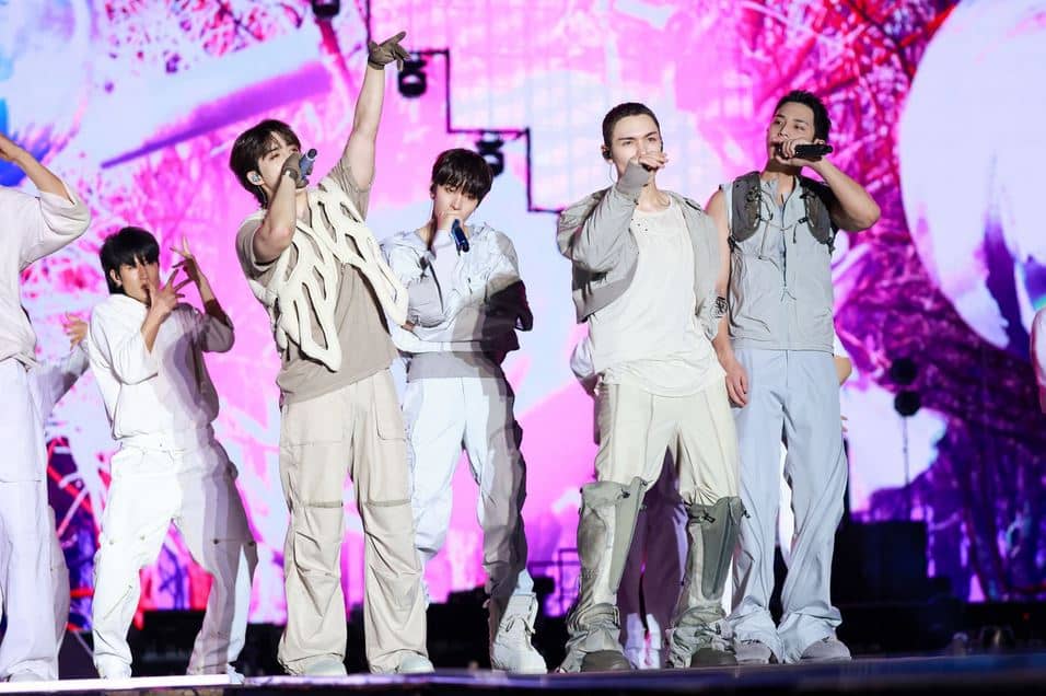 Sebongs performance at the Philippine Sports Stadium.