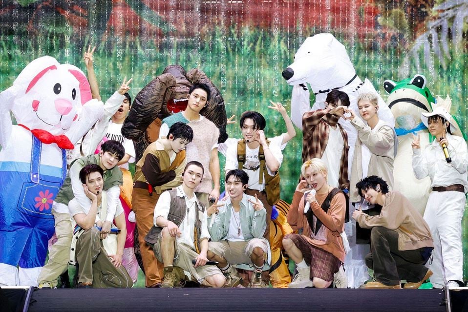 Seventeen delights fans in Phl concert