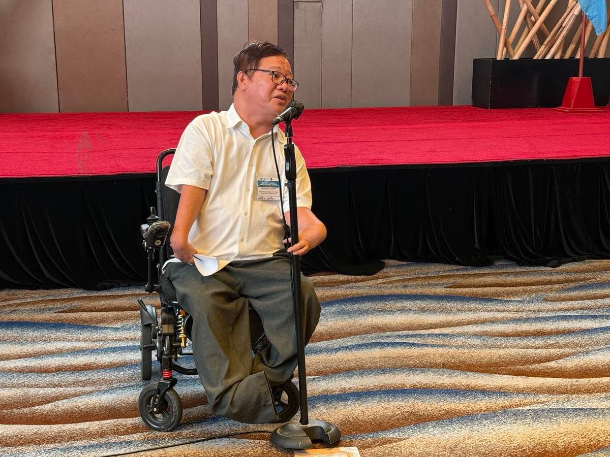 Richard Arceno of the Philippine Disability Forum Advocacy Cooperative shares their group’s recommendations for stronger UN-CSO cooperation during the plenary session. Photo by UN Philippines.