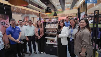 Viy Cortez-Velasquez with father, Rolando Cortez, and SM officials and representatives