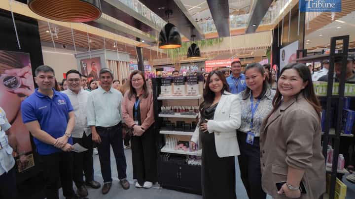 Viy Cortez-Velasquez with father, Rolando Cortez, and SM officials and representatives
