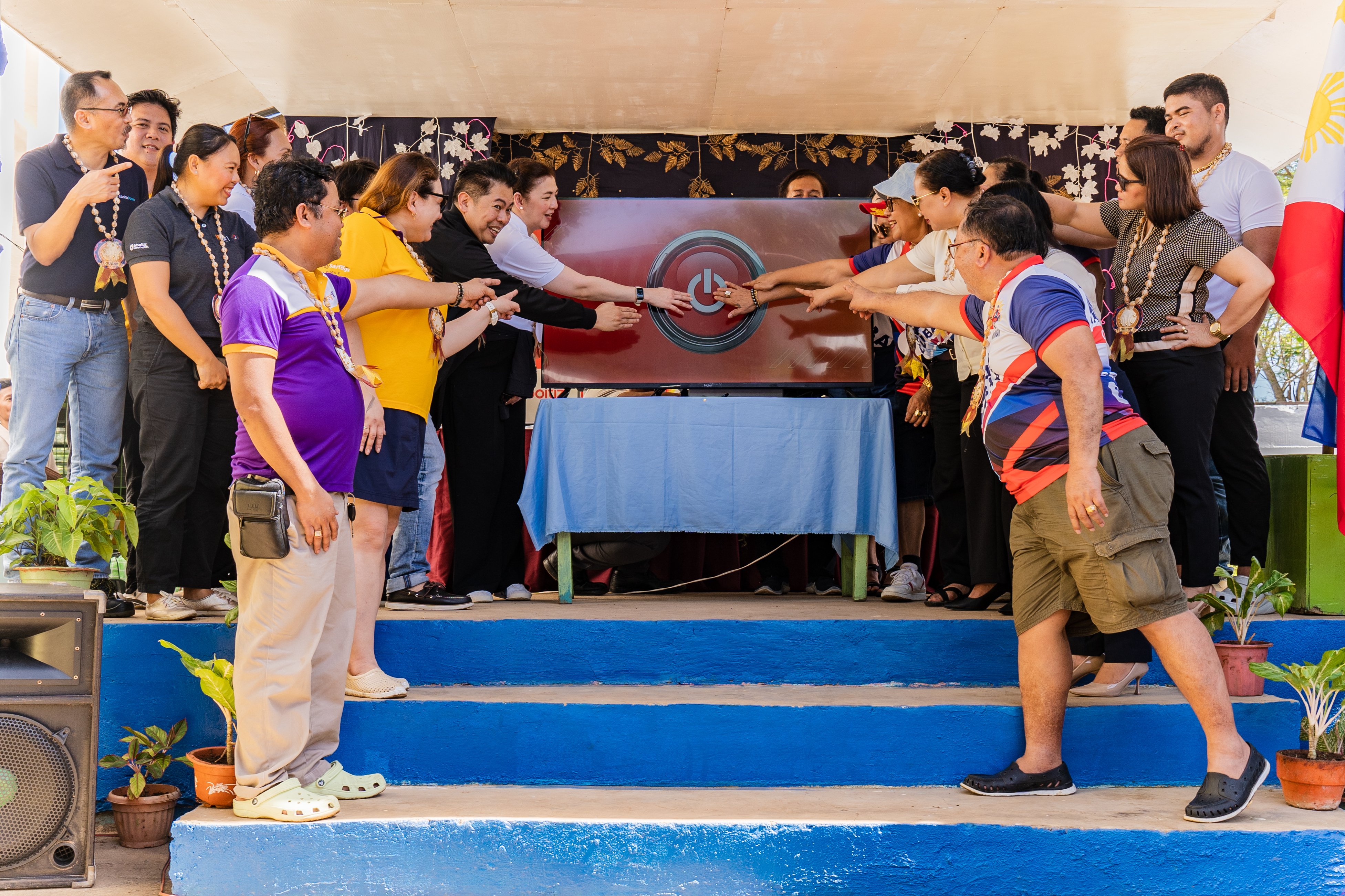 AuroraPH brings solar power, internet to Cebu’s remote schools