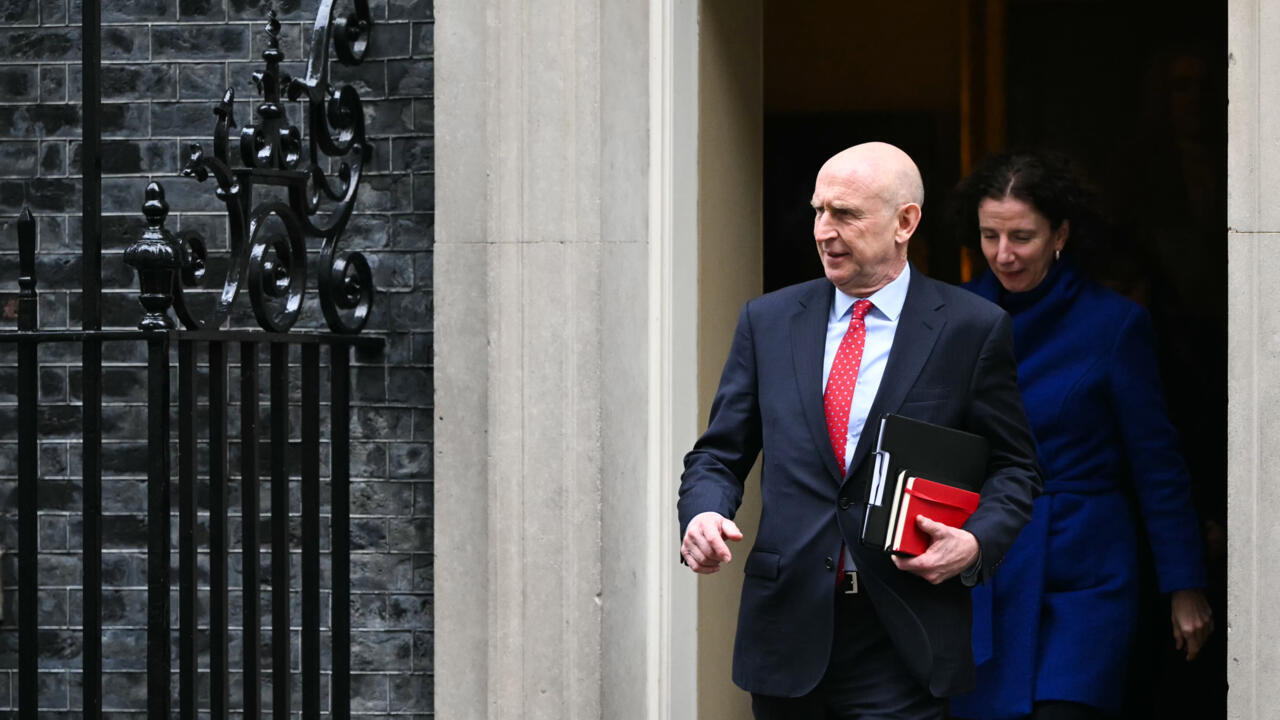 Putin warned as UK tracks Russian 'spy ship'