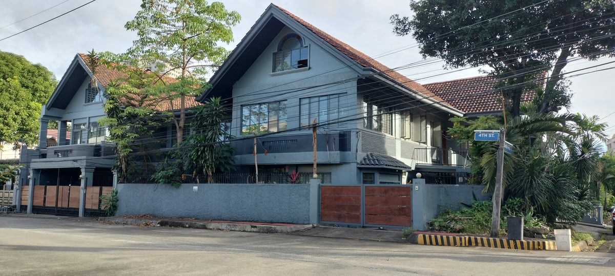 It’s truly heartbreaking to see this house get torn down. It’s still aesthetically appealing, after all. This house also holds significance among showbiz people.