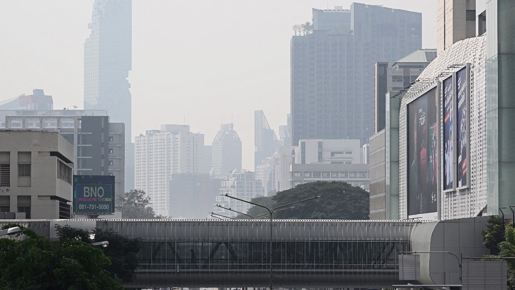 Bangkok air pollution forces 352 schools to close