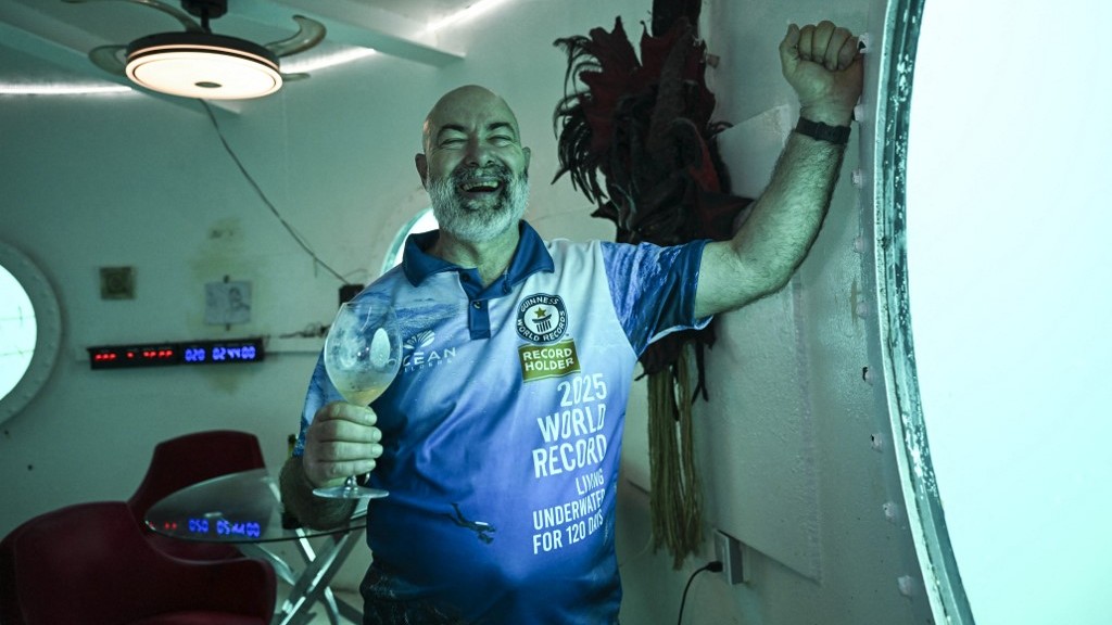 German man sets world record living for 120 days underwater