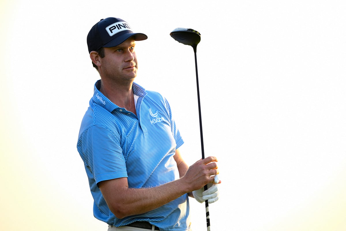 Late birdies fuel English rally