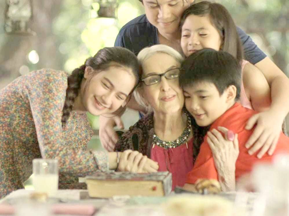 Gloria Romero, Jillian Ward, David Remo, Chlaui Malayao and Julius Miguel in ‘Daig Kayo ng Lola Ko’ (2017).